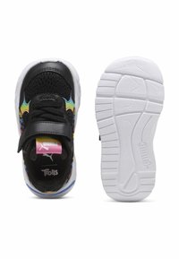 Fekete hálós sportcipők fehér talppal, tépőzáras pánttal, színes Trollok grafikával és szivárványos díszítéssel az oldalán.