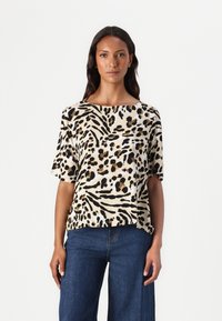 Korte mouwen blouse in beige met zwart en bruin dierenprint, heeft een wijde halslijn en een ontspannen pasvorm, gemaakt van een lichte stof.