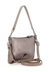 Borsa a tracolla metallica argento con tracolla beige regolabile e chiusura a zip, caratterizzata da un piccolo logo nero sul fronte.