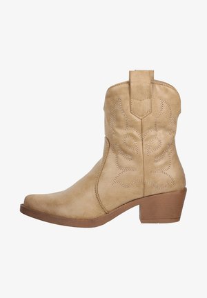 Beige cowboystøvle lavet af kunstlæder med dekorative syninger, spids snude og lav blokhæl, med en trækflap bagpå.