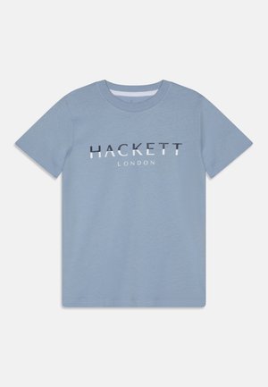 Lyseblå t-shirt med korte ærmer og rund hals med teksten "HACKETT LONDON" trykt foran i mørke og hvide bogstaver.