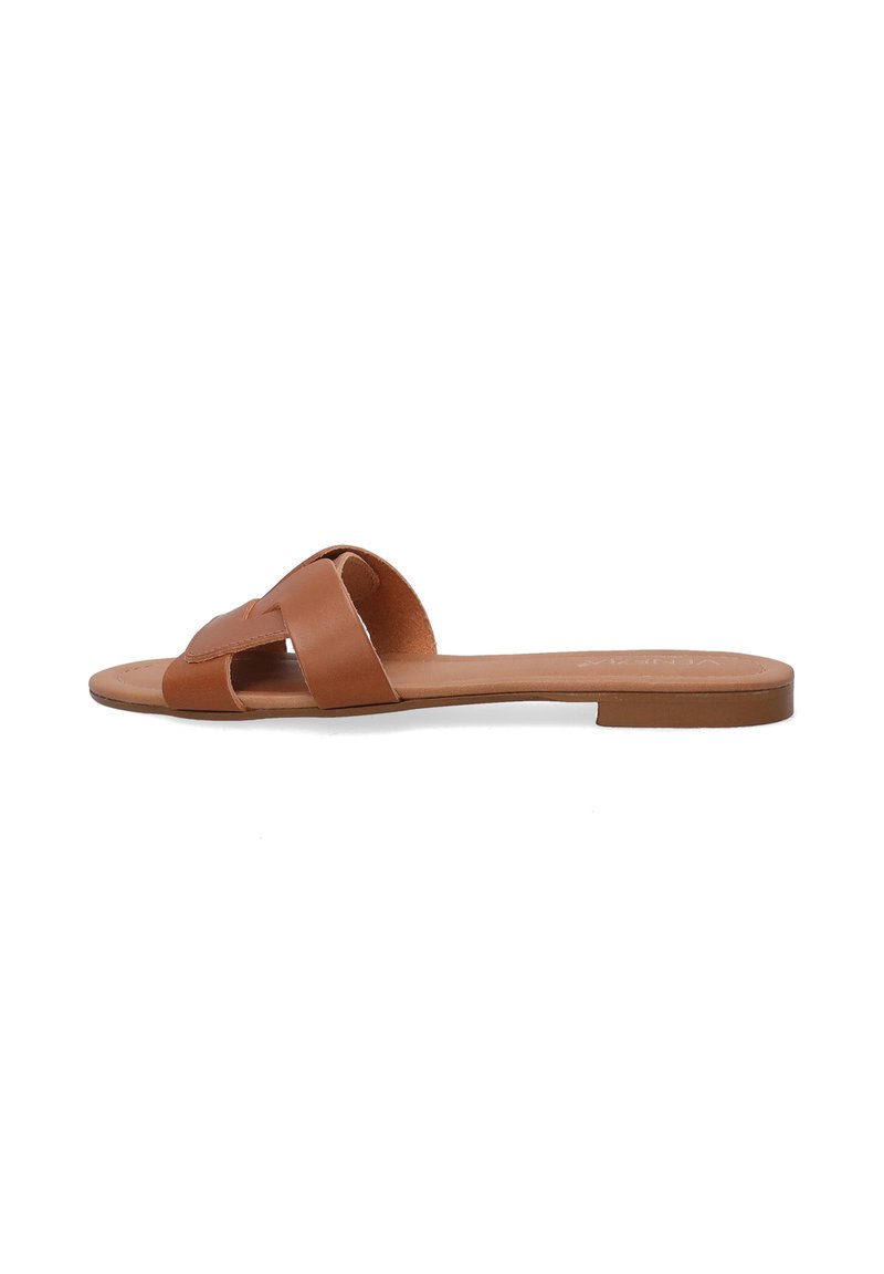 Brun læder slide sandal med et krydset remdesign og flad sål, med en glat tekstur og minimalistisk stil.