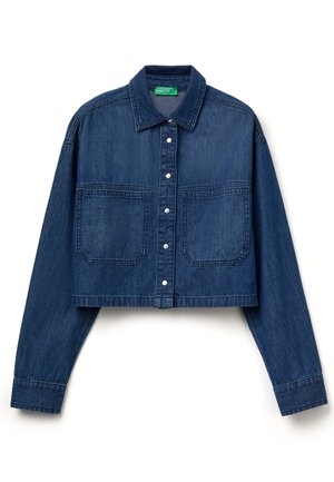 Gekürzte Jeansjacke in Dunkelblau. Verfügt über eine durchgehende Knopfleiste, zwei Brusttaschen und einen spitzen Kragen mit glatter Textur.