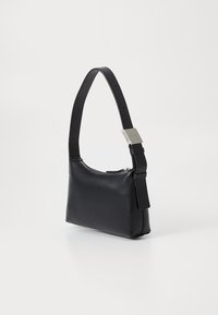 Sac à main en cuir noir avec un profil slim et une bandoulière réglable. Dispose d'un fermoir métallique et d'une fermeture éclair, texture lisse.