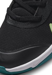 Nike Performance OMNI MULTI COURT UNISEX - Sapatilhas - black/barely volt brt spruce-white