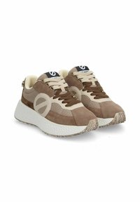 Sneaker marroni e beige con tomaia in mesh, dettagli in suede e suola bianca texturizzata. Presenta un logo rotondo sulla linguetta e sui lacci.