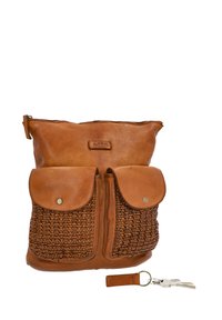 Sac à dos en cuir marron avec deux poches tissées à l'avant et un jeu de clés avec un porte-clés en cuir assorti à côté.