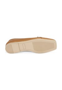 Tanfarbene Ledersohle mit glatter Textur, Gummisohle mit horizontalen Rillen für Grip und schlankem Design für ein aerodynamisches Erscheinungsbild.