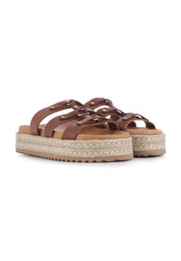 Sandalias de plataforma de cuero marrón con una media suela de yute trenzado, con múltiples correas y acentos de hardware en tono dorado, suela de goma texturizada.