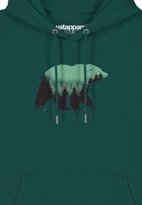 Türkiser Hoodie mit einem Bären-Graphic-Design, das Bäume in grünen und schwarzen Farbtönen zeigt, silberne Ösen und eine Vordertasche hat.