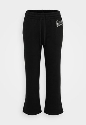 Calças de jogging pretas feitas de tecido macio, com um cós elástico com cordão e punhos alargados, e bordado do logótipo "GAP" na lateral.