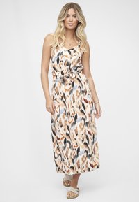 Pehmeästä kankaasta valmistettu maxi-mekko, jossa on abstrakti leopardikuvio oranssin, beigen ja mustan sävyissä, vyötäröllä solmittava nauha ja ohuet olkaimet.