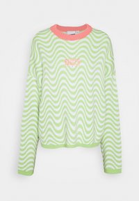 Zielony i biały sweter w wzory z falistym wzorem, z różową ściągaczem i haftowanym logo "RAGGED" na przodzie.