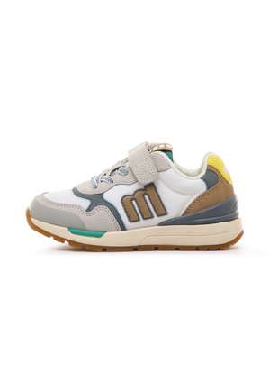 Scarpa da ginnastica multicolore per bambino con accenti beige, grigio, bianco, marrone, giallo e teal, con lacci e un cinturino in velcro su uno sfondo bianco.