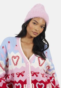 Cardigan multicolore con motivi di cuori, fiocchi e bastoncini di zucchero in blu chiaro, rosa e bianco, con bottoni rosa e una texture morbida.