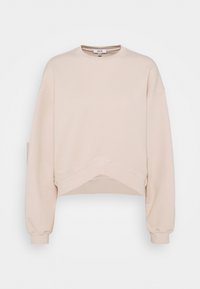 Sudadera recortada en beige claro con mangas largas, cuello redondo y una tela ligeramente texturizada. Presenta un diseño de dobladillo único.