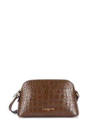 Borsa marrone con texture a coccodrillo, chiusura con zip, dotata di hardware color oro e tracolla removibile. Design compatto e finitura liscia.
