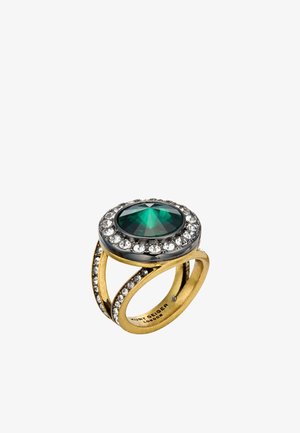 Gouden ring met een ovale groene edelsteen in het midden, omgeven door heldere kristallen, met een verweven bandontwerp en een gepolijste afwerking.
