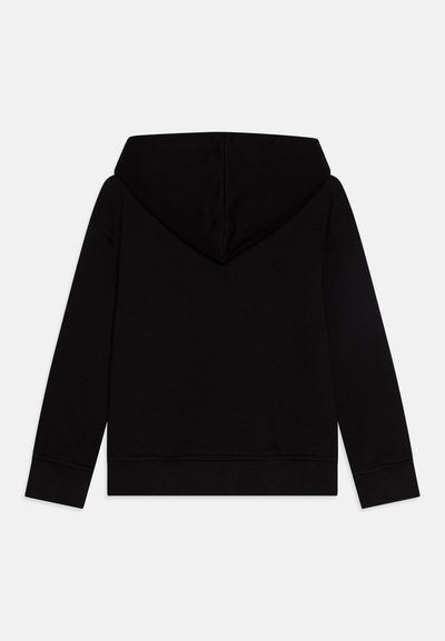 Sudadera negra con una capucha amplia, mangas largas y puños acanalados. Fabricada con un material suave, presenta un diseño liso sin patrones.