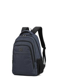 Sac à dos en tissu bleu avec des accents noirs, plusieurs compartiments, des zippers et une poche en mesh sur le côté. Bretelles rembourrées et finition texturée.