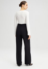 Touché Privé BODY WITH SLIT - Bluză cu mânecă lungă - off white