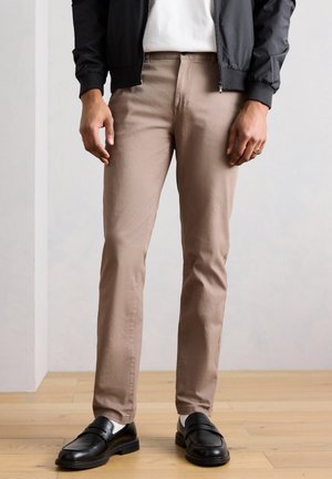 Scotch & Soda, SEASONAL CORE STUART - Панталони тип чино - walnut