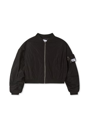 Giacca bomber nera con zip frontale, polsini e fondo a coste, due tasche laterali e una tasca con zip sulla manica sinistra con etichetta bianca.