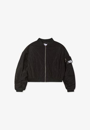 Giacca bomber nera con zip frontale, polsini e fondo a coste, due tasche laterali e una tasca con zip sulla manica sinistra con etichetta bianca.