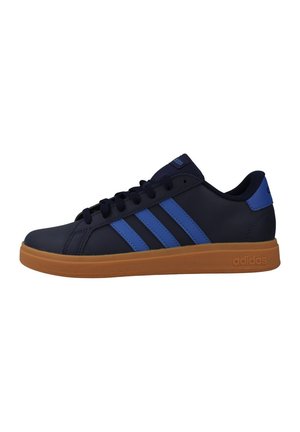 Zapatilla Adidas azul marino con tres rayas azules, cordones negros, cuello acolchado y suela de goma color chicle, vista lateral sobre fondo blanco.