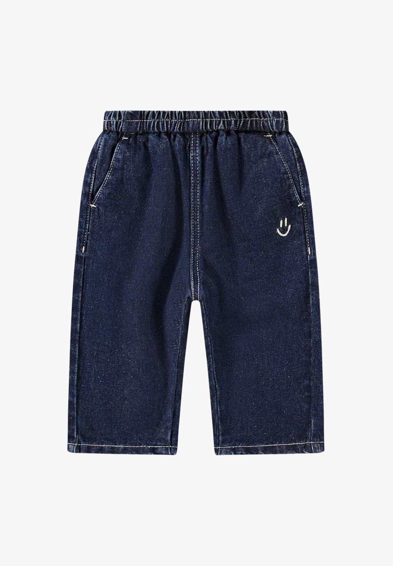 Short en jean bleu foncé avec taille élastique, poches latérales et petite broderie blanche de visage souriant sur la jambe droite.