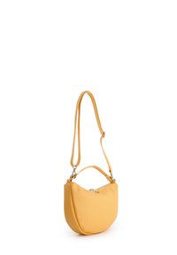 Gelbe Lederhandtasche mit kurvigem Design, strukturierten Oberflächen und einem Reißverschluss. Verfügt über einen verstellbaren Träger und einen kurzen Griff.