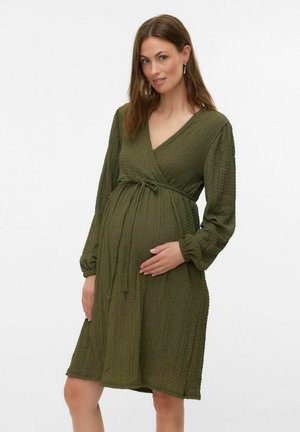 Abito premaman verde oliva con maniche lunghe, design avvolgente e cintura con fiocco in vita. Tessuto testurizzato con una vestibilità comoda.