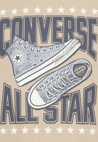 Converse All Star grafika, amelyen egy magas szárú és egy alacsony szárú cipő látható szürke színben, textúrázott megjelenéssel, élénk fekete szöveggel és csillagokkal körülvéve.