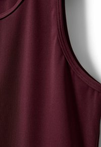 Burgundská bezrukávová blúzka vyrobená z hladkej, pružnej látky, s okrúhlym výstrihom a čistými, šitými okrajmi.