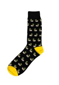 Sort sok med gul hæl og tå, mønstret med gentagne små grønne og brune ænder.