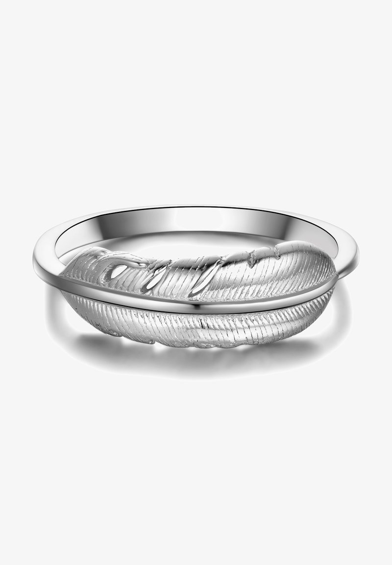 Ezüst gyűrű, amely toll formájú, bonyolult részletezéssel, sima polírozott szalaggal és texturált tollmintával.