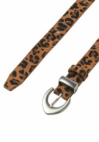 Cinturón de cuero marrón con manchas de leopardo negras y una hebilla metálica en forma de corazón plateado, mostrado sobre un fondo blanco.