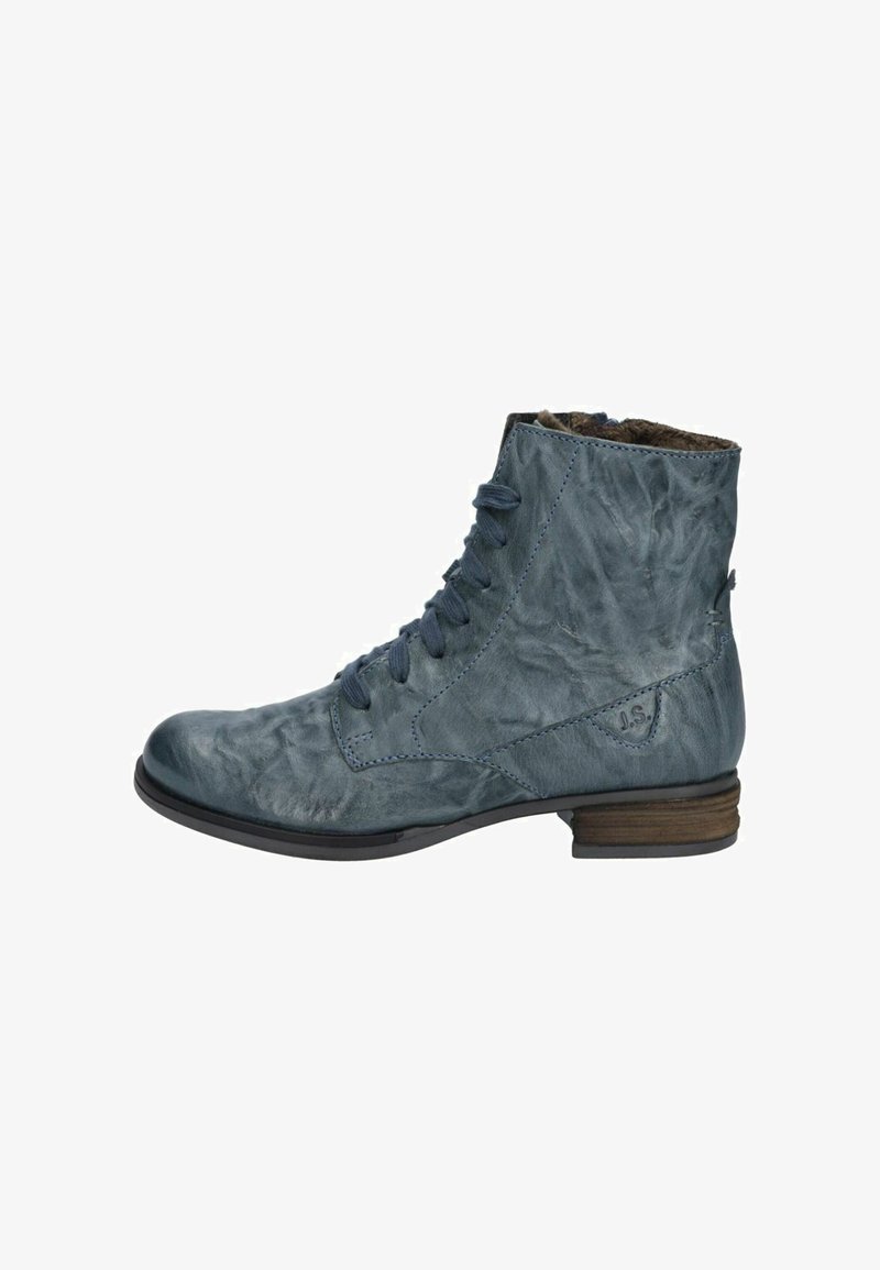 Bottines en cuir bleu avec une finition texturée, des lacets à l'avant et un petit talon en bois empilé. Présente des détails subtils de marquage.