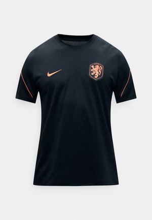 Černý sportovní dres s krátkým rukávem s oranžovým logem Nike na pravé straně hrudi a oranžovým lvím erbem na levé straně hrudi, včetně tenkých oranžových pruhů na rukávech.
