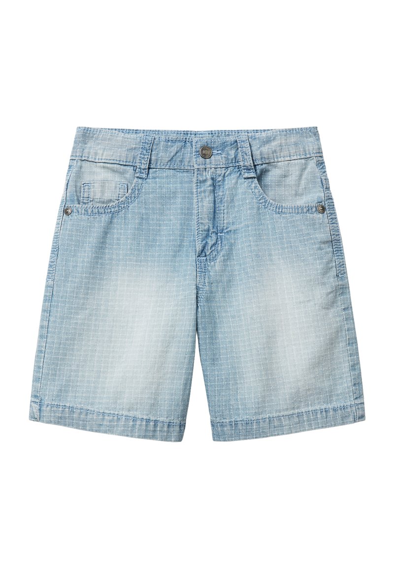 Pantalones cortos de mezclilla azul claro con un patrón de cuadrícula, cinco bolsillos, cierre de botón en la parte frontal y un corte recto. La tela muestra un leve desvanecimiento.
