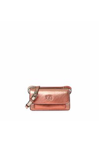 Metaliczna torebka crossbody w kolorze różowego złota z klapką, regulowanym paskiem i logo. Gładka tekstura i elegancki prostokątny kształt.