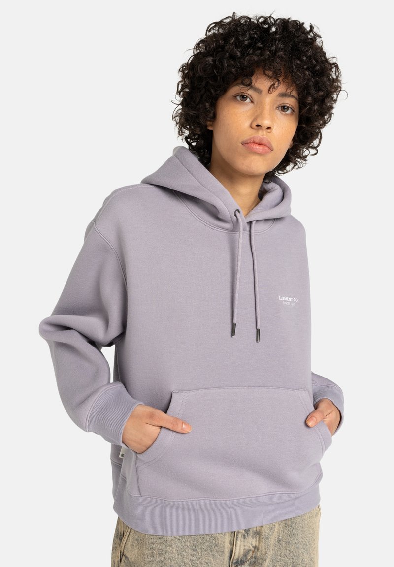 Ljus lavendel hoodie med en känguruficka, dragsko i huvan, ribbade ärmslut och en liten logotypdetalj fram. Mjuk bomullsmaterial.