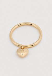 Kuldne sõrmus väikese südamekujulise ripatsiga, millele on graveeritud "RL" ja väike kivike sisse seatud heledal taustal.