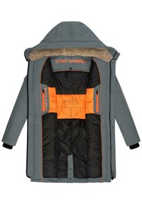 Szürke bélelt dzseki kapucnival, narancssárga és fekete belső résszel, logóval, cipzáras zsebbel és puha gallér részlettel.