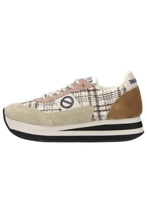 Niski sneaker z beżowego zamszu, brązowym zamszowym obcasem, kratkowaną tkaniną, białymi sznurówkami i czarnym okrągłym logo z boku.