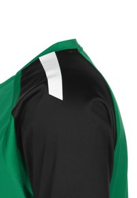 Korte mouwen sportshirt met groene stof en een zwart schoudergedeelte. Een witte diagonale streep loopt over het zwarte gedeelte.