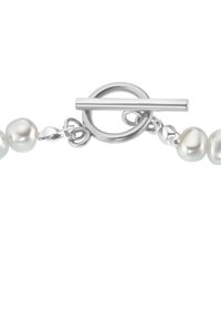 Perlenarmband mit einem silbernen Schnappverschluss. Enthält runde, schimmernde weiße Perlen und eine strukturierte Kette für zusätzliche Details.