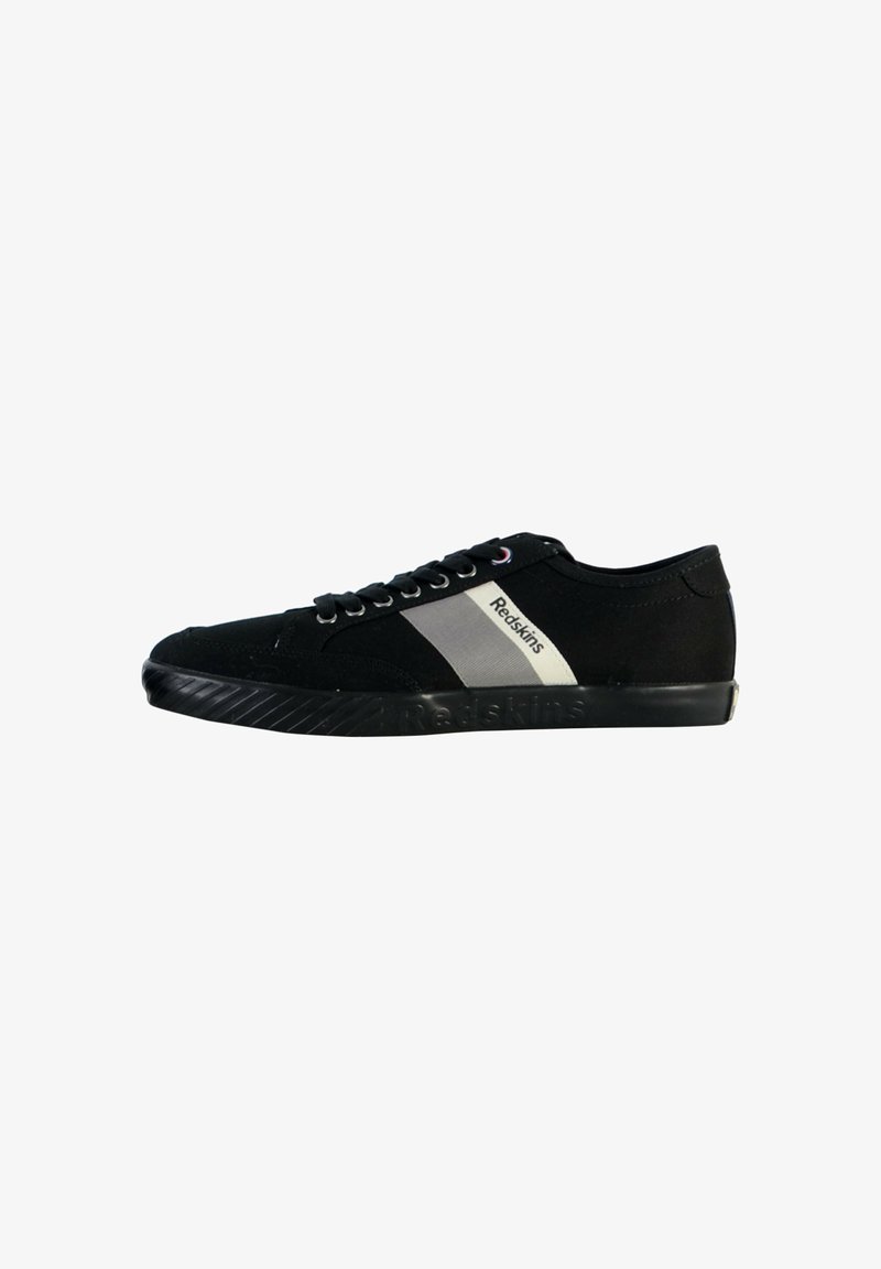Zapatillas negras con parte superior de ante, que presentan una franja plateada, suela de goma negra y detalles texturizados. Con cordones y ojales negros.