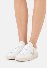 Veja - V-12 - Sneakers - extra white/sable Miniatyrbild 1