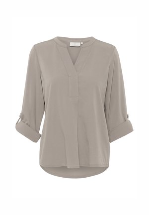 Svijetlosiva bluzica od glatkog materijala, s V-izrezom, rukavima koji se mogu zavrnuti i ležernim krojem s zaobljenim rubom.